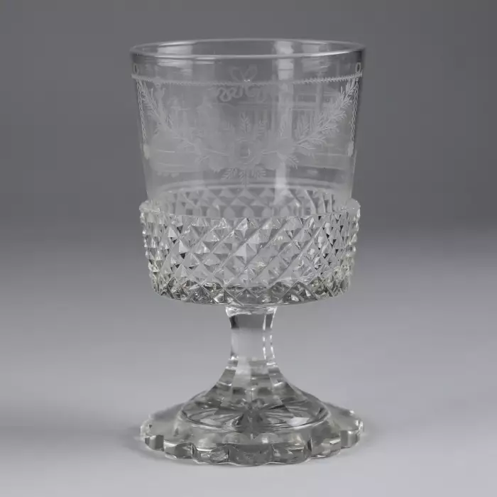 Un verre avec vue sur Saint-Pétersbourg. Fabrique de verre impériale. Russie, XIXe siècle. 