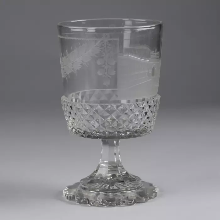 Un verre avec vue sur Saint-Pétersbourg. Fabrique de verre impériale. Russie, XIXe siècle. 