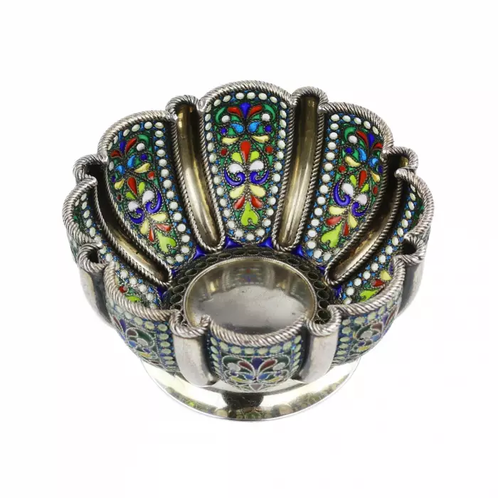 COUPE RUSSE EN ARGENT À ÉMAIL PLIQUE-À-JOUR. MAISON KHLEBNIKOV. MOSCOU, DÉBUT DU XXE SIÈCLE