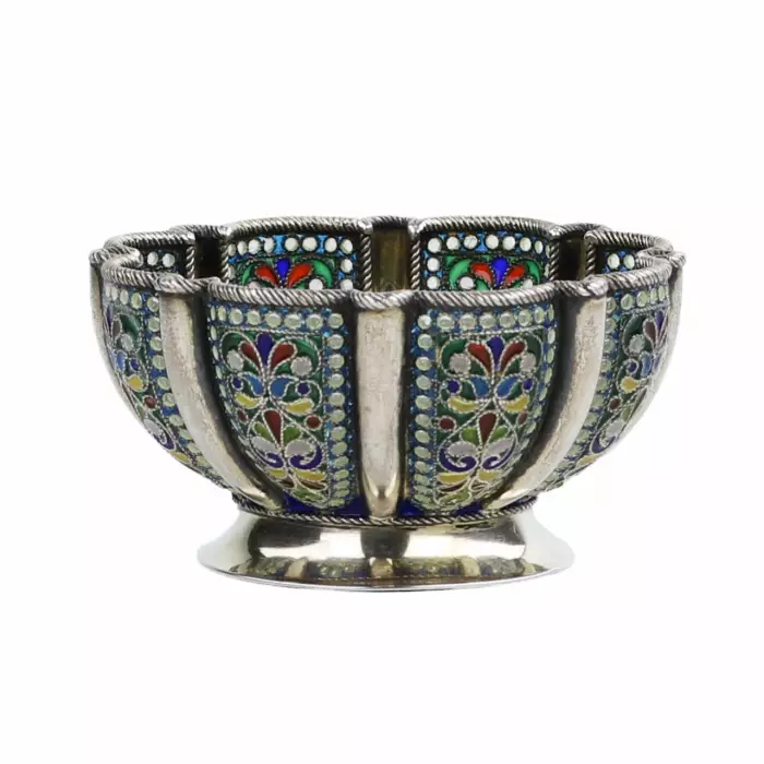 COUPE RUSSE EN ARGENT À ÉMAIL PLIQUE-À-JOUR. MAISON KHLEBNIKOV. MOSCOU, DÉBUT DU XXE SIÈCLE