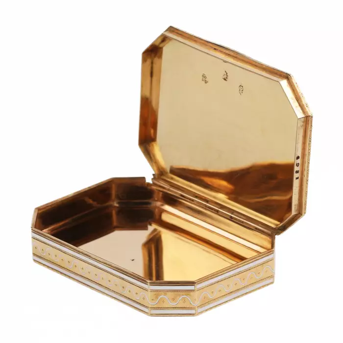 SWISS ENAMEL TOBACCO BOX IN 14K GOLD WITH MINIATURE, GENEVA, 19TH CENTURY
