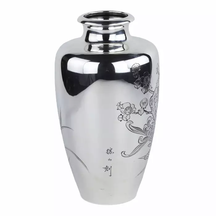 VASE EN ARGENT MITSUMURA À DÉCOR DE CHRYSANTHÈMES. JAPON, XXe SIÈCLE