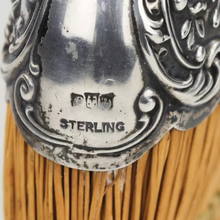 BROSSE EN ARGENT AVEC MANCHE DE STYLE VICTORIEN. GORHAM, TOURNANT DES XIXe ET XXe SIÈCLES