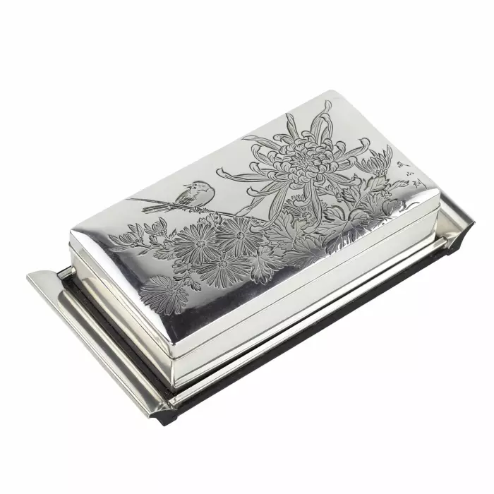 BOÎTE EN ARGENT AUX CHRYSANTHÈMES ET OISEAU. JAPON, XXe SIÈCLE