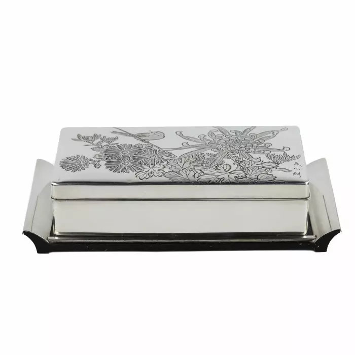 BOÎTE EN ARGENT AUX CHRYSANTHÈMES ET OISEAU. JAPON, XXe SIÈCLE