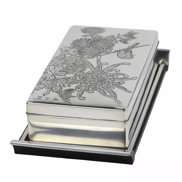 BOÎTE EN ARGENT AUX CHRYSANTHÈMES ET OISEAU. JAPON, XXe SIÈCLE