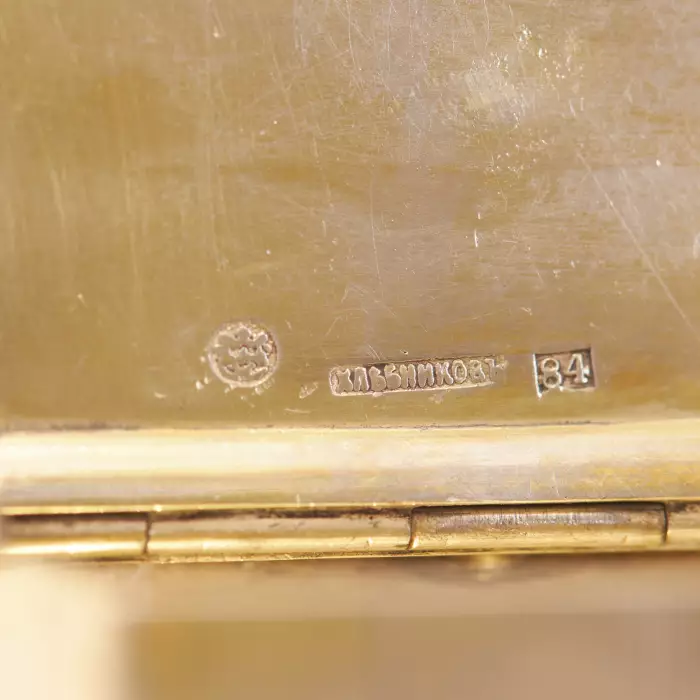 SALERON EN ARGENT EN FORME DE TRÔNE AVEC FIGURINE DE PAYSAN MAISON KHLEBNIKOV, MOSCOU, VERS 1880