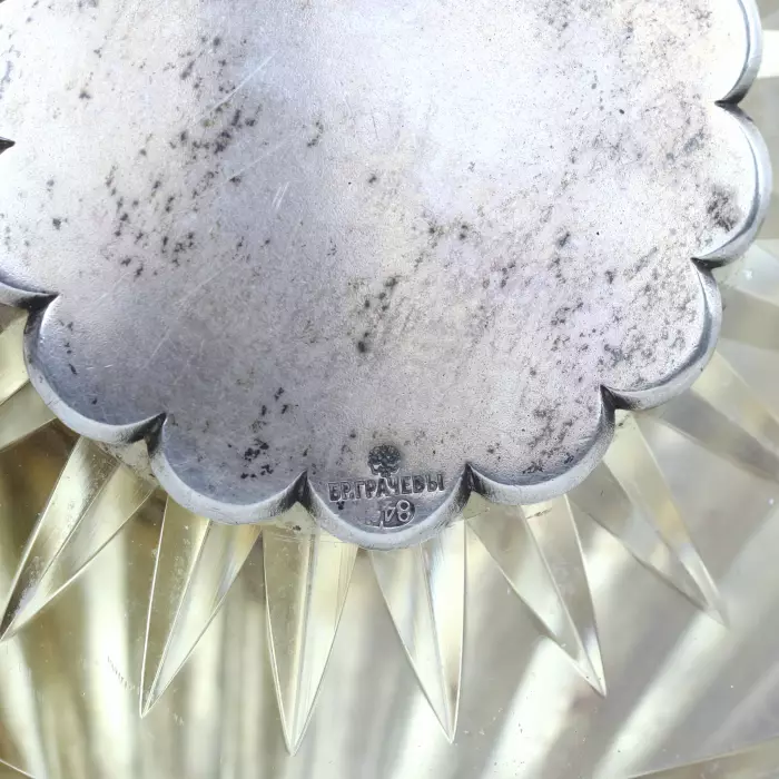 EXCEPTIONNELLE PAIRE DE TAZZAS EN CRISTAL SUR PIÉTEMENTS EN ARGENT. MAISON DES FRÈRES GRACHEV RUSSIE, SAINT-PÉTERSBOURG, FIN DU XIXᵉ SIÈCLE