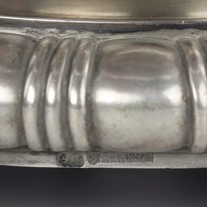 EXCEPTIONNELLE PAIRE DE TAZZAS EN CRISTAL SUR PIÉTEMENTS EN ARGENT. MAISON DES FRÈRES GRACHEV RUSSIE, SAINT-PÉTERSBOURG, FIN DU XIXᵉ SIÈCLE