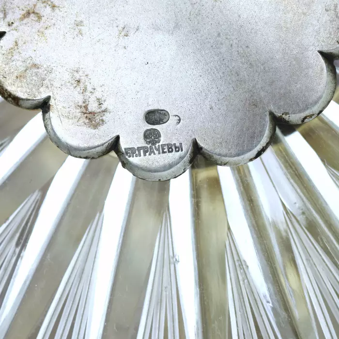 EXCEPTIONNELLE PAIRE DE TAZZAS EN CRISTAL SUR PIÉTEMENTS EN ARGENT. MAISON DES FRÈRES GRACHEV RUSSIE, SAINT-PÉTERSBOURG, FIN DU XIXᵉ SIÈCLE
