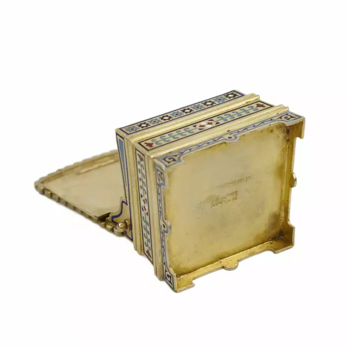SALERON EN ARGENT EN FORME DE TRÔNE AVEC PROVERBE ÉMAILLÉ FABRIQUE P.A. OVCHINNIKOV, MOSCOU, 1884