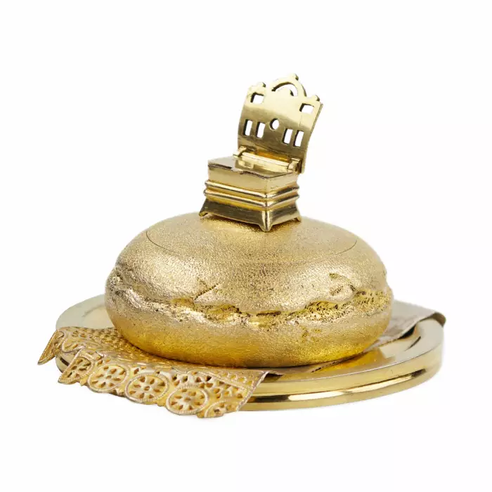 SALIÈRE EN ARGENT EN FORME DE KARAVAIL AVEC IMITATION DE TISSU ET MINIATURE EN FORME DE PETITE CHAISE SAINT-PÉTERSBOURG, RUSSIE, DERNIER QUART DU XIXe SIÈCLE