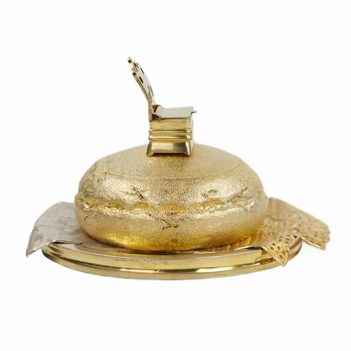SALIÈRE EN ARGENT EN FORME DE KARAVAIL AVEC IMITATION DE TISSU ET MINIATURE EN FORME DE PETITE CHAISE SAINT-PÉTERSBOURG, RUSSIE, DERNIER QUART DU XIXe SIÈCLE