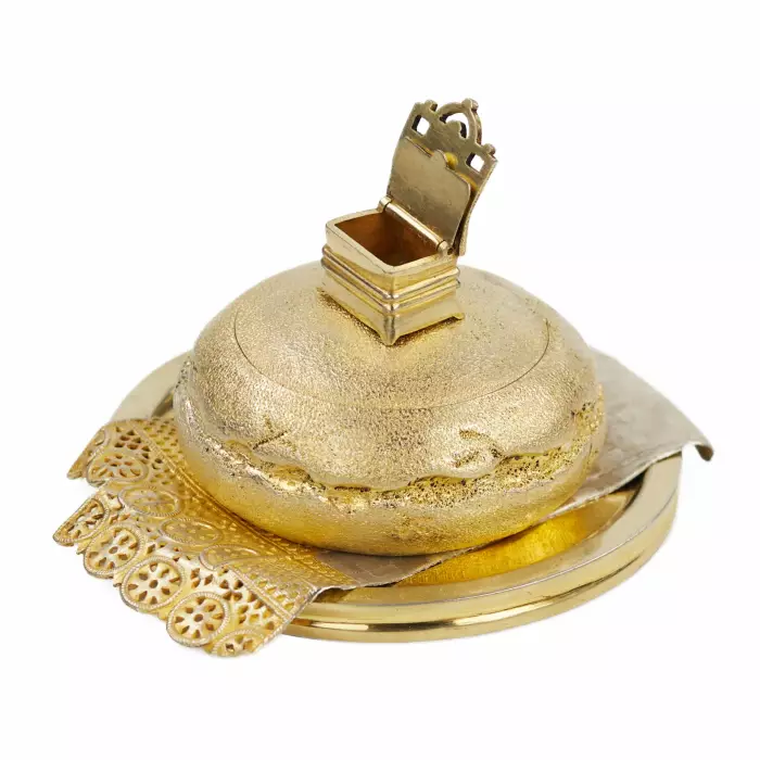 SALIÈRE EN ARGENT EN FORME DE KARAVAIL AVEC IMITATION DE TISSU ET MINIATURE EN FORME DE PETITE CHAISE SAINT-PÉTERSBOURG, RUSSIE, DERNIER QUART DU XIXe SIÈCLE