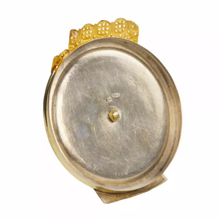 SALIÈRE EN ARGENT EN FORME DE KARAVAIL AVEC IMITATION DE TISSU ET MINIATURE EN FORME DE PETITE CHAISE SAINT-PÉTERSBOURG, RUSSIE, DERNIER QUART DU XIXe SIÈCLE