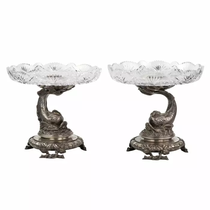 EXCEPTIONNELLE PAIRE DE TAZZAS EN CRISTAL SUR PIÉTEMENTS EN ARGENT. MAISON DES FRÈRES GRACHEV RUSSIE, SAINT-PÉTERSBOURG, FIN DU XIXᵉ SIÈCLE