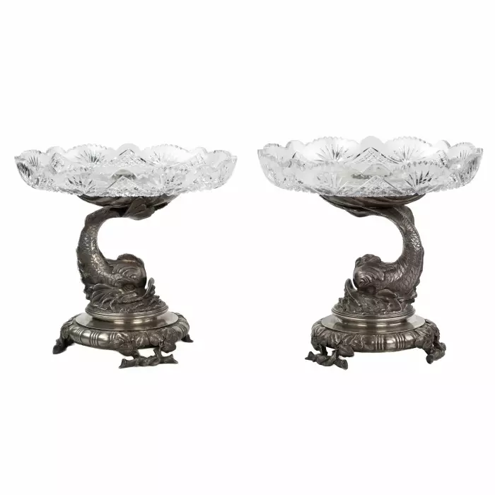 EXCEPTIONNELLE PAIRE DE TAZZAS EN CRISTAL SUR PIÉTEMENTS EN ARGENT. MAISON DES FRÈRES GRACHEV RUSSIE, SAINT-PÉTERSBOURG, FIN DU XIXᵉ SIÈCLE