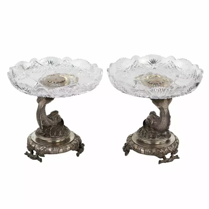 EXCEPTIONNELLE PAIRE DE TAZZAS EN CRISTAL SUR PIÉTEMENTS EN ARGENT. MAISON DES FRÈRES GRACHEV RUSSIE, SAINT-PÉTERSBOURG, FIN DU XIXᵉ SIÈCLE