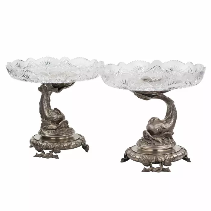 EXCEPTIONNELLE PAIRE DE TAZZAS EN CRISTAL SUR PIÉTEMENTS EN ARGENT. MAISON DES FRÈRES GRACHEV RUSSIE, SAINT-PÉTERSBOURG, FIN DU XIXᵉ SIÈCLE