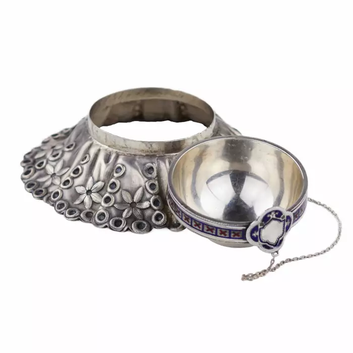 Salière de mariage pour karavaï avec émail en forme de nappe Maison Pavel Ovchinnikov, Moscou, 1875