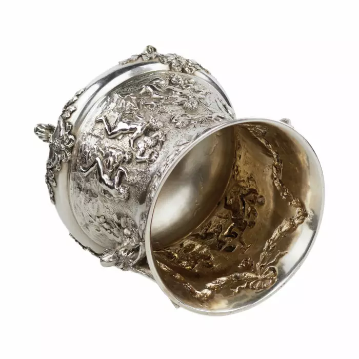 SEAU À CHAMPAGNE EN ARGENT AVEC SCÈNE BACCHIQUE ET ANSES EN TÊTE DE SATYRE EUROPE, XIXe SIÈCLE