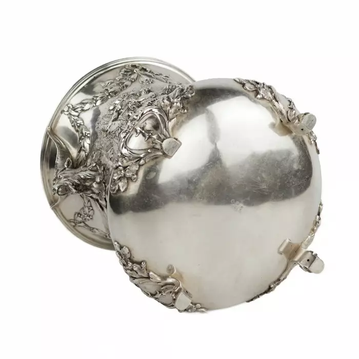 SEAU À CHAMPAGNE EN ARGENT AVEC SCÈNE BACCHIQUE ET ANSES EN TÊTE DE SATYRE EUROPE, XIXe SIÈCLE