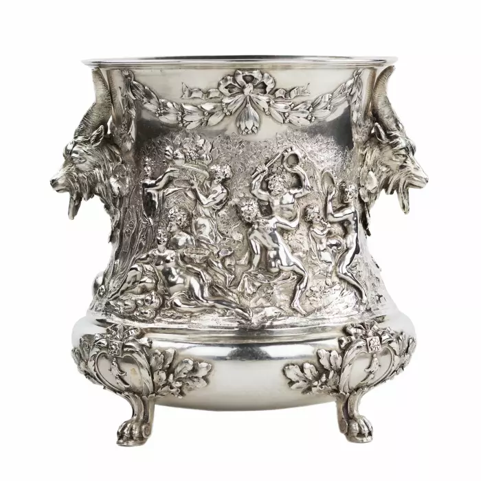 SEAU À CHAMPAGNE EN ARGENT AVEC SCÈNE BACCHIQUE ET ANSES EN TÊTE DE SATYRE EUROPE, XIXe SIÈCLE