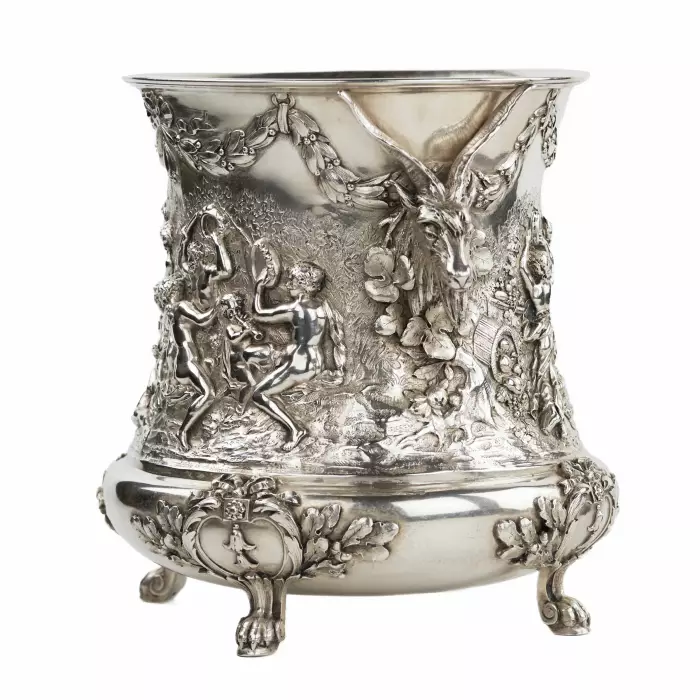 SEAU À CHAMPAGNE EN ARGENT AVEC SCÈNE BACCHIQUE ET ANSES EN TÊTE DE SATYRE EUROPE, XIXe SIÈCLE