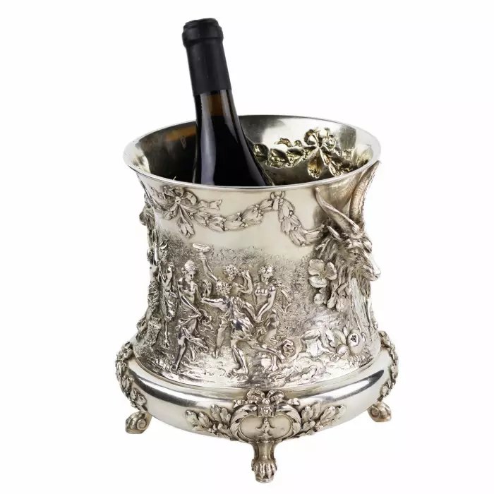 SEAU À CHAMPAGNE EN ARGENT AVEC SCÈNE BACCHIQUE ET ANSES EN TÊTE DE SATYRE EUROPE, XIXe SIÈCLE