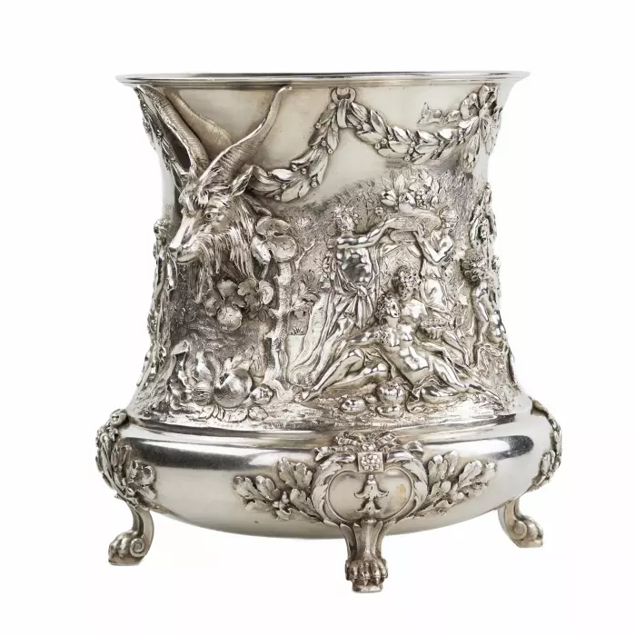 SEAU À CHAMPAGNE EN ARGENT AVEC SCÈNE BACCHIQUE ET ANSES EN TÊTE DE SATYRE EUROPE, XIXe SIÈCLE