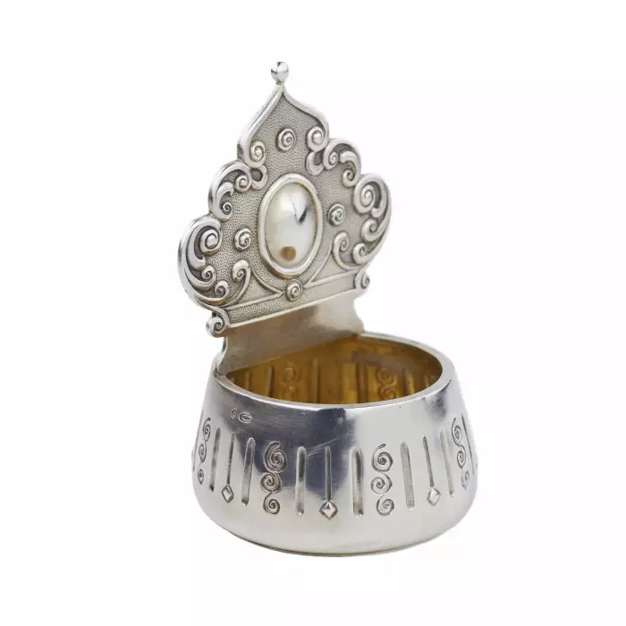 LOUCHE EN ARGENT À DOS AJOURÉ EN FORME DE KOKOSHNIK RUSSIE, DÉBUT DU XXᵉ SIÈCLE