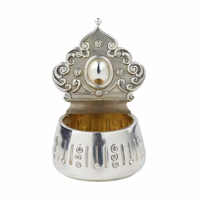 LOUCHE EN ARGENT À DOS AJOURÉ EN FORME DE KOKOSHNIK RUSSIE, DÉBUT DU XXᵉ SIÈCLE