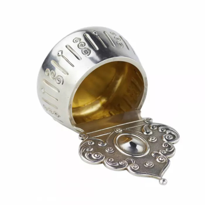 LOUCHE EN ARGENT À DOS AJOURÉ EN FORME DE KOKOSHNIK RUSSIE, DÉBUT DU XXᵉ SIÈCLE