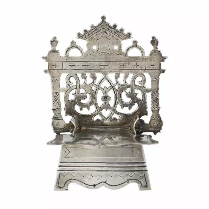 SALIÈRE EN ARGENT EN FORME DE TRÔNE À DOSSIER AJOURÉ RUSSIE, KOSTROMA, ANNÉES 1880–1890