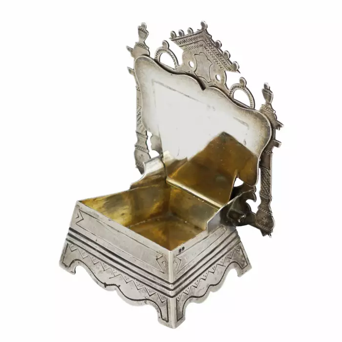 SALIÈRE EN ARGENT EN FORME DE TRÔNE À DOSSIER AJOURÉ RUSSIE, KOSTROMA, ANNÉES 1880–1890