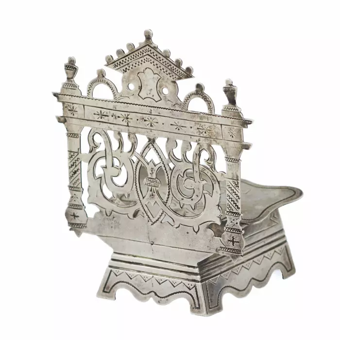 SALIÈRE EN ARGENT EN FORME DE TRÔNE À DOSSIER AJOURÉ RUSSIE, KOSTROMA, ANNÉES 1880–1890