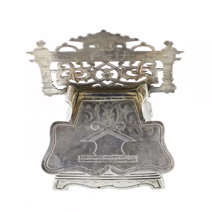 SALIÈRE EN ARGENT EN FORME DE TRÔNE À DOSSIER AJOURÉ RUSSIE, KOSTROMA, ANNÉES 1880–1890