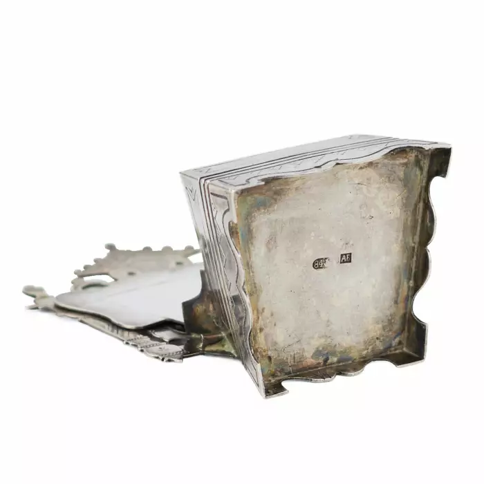 SALIÈRE EN ARGENT EN FORME DE TRÔNE À DOSSIER AJOURÉ RUSSIE, KOSTROMA, ANNÉES 1880–1890