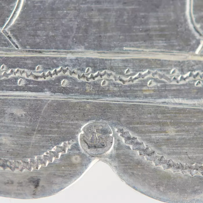 SALIÈRE EN ARGENT EN FORME DE TRÔNE À DOSSIER AJOURÉ RUSSIE, KOSTROMA, ANNÉES 1880–1890