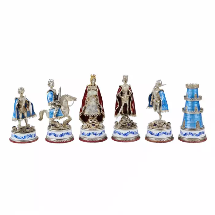 JEU D’ÉCHECS DE STYLE HISTORICISTE AVEC ÉMAIL. MAÎTRE A. KÖNIG  AUTRICHE-HONGRIE, DÉBUT DU XXe SIÈCLE