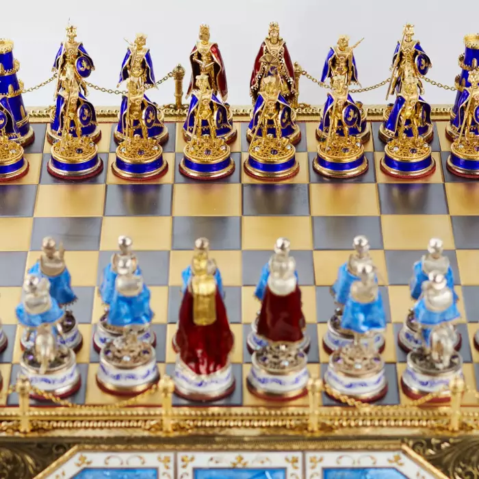 JEU D’ÉCHECS DE STYLE HISTORICISTE AVEC ÉMAIL. MAÎTRE A. KÖNIG  AUTRICHE-HONGRIE, DÉBUT DU XXe SIÈCLE