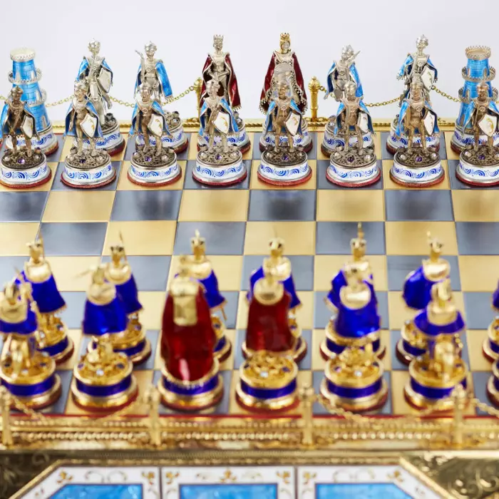 JEU D’ÉCHECS DE STYLE HISTORICISTE AVEC ÉMAIL. MAÎTRE A. KÖNIG  AUTRICHE-HONGRIE, DÉBUT DU XXe SIÈCLE