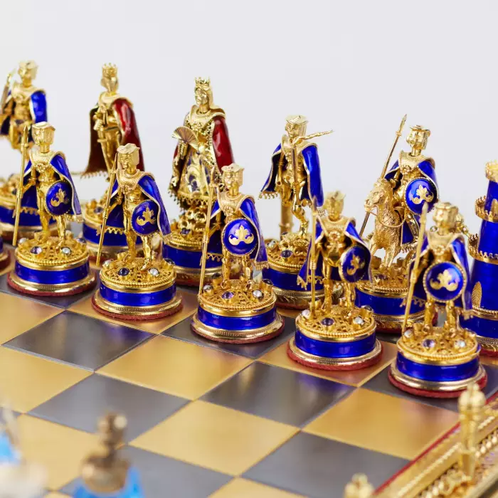 JEU D’ÉCHECS DE STYLE HISTORICISTE AVEC ÉMAIL. MAÎTRE A. KÖNIG  AUTRICHE-HONGRIE, DÉBUT DU XXe SIÈCLE