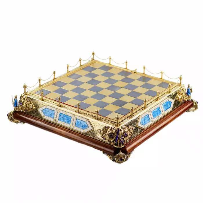 JEU D’ÉCHECS DE STYLE HISTORICISTE AVEC ÉMAIL. MAÎTRE A. KÖNIG  AUTRICHE-HONGRIE, DÉBUT DU XXe SIÈCLE