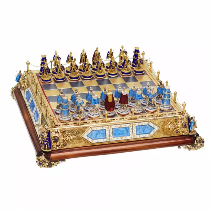 JEU D’ÉCHECS DE STYLE HISTORICISTE AVEC ÉMAIL. MAÎTRE A. KÖNIG  AUTRICHE-HONGRIE, DÉBUT DU XXe SIÈCLE