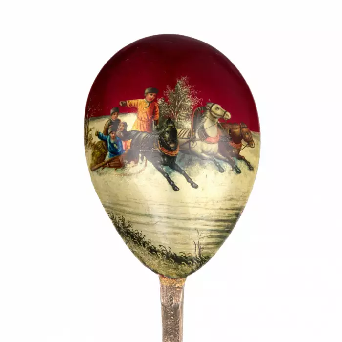 CUILLER EN ARGENT RUSSE À COMPOSITION ÉMAILLÉE PEINTE « TROÏKA ». ATELIER DE VASSILI IVANOVITCH KANGUINE RUSSIE, SAINT-PÉTERSBOURG, 1899-1908
