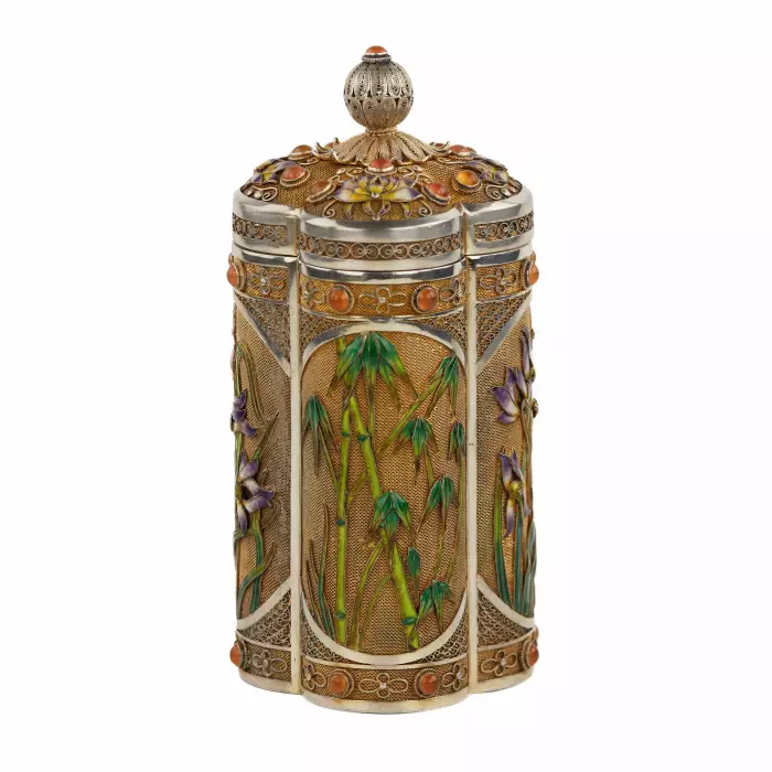 BOÎTE À THÉ EN ARGENT AVEC ÉMAILS ET CABOCHONS  CHINE, XXᵉ SIÈCLE