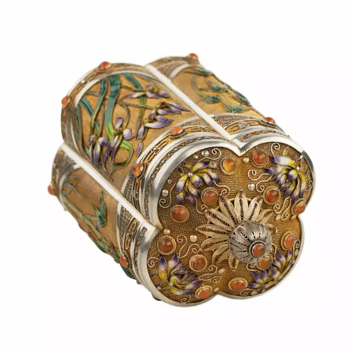 BOÎTE À THÉ EN ARGENT AVEC ÉMAILS ET CABOCHONS  CHINE, XXᵉ SIÈCLE