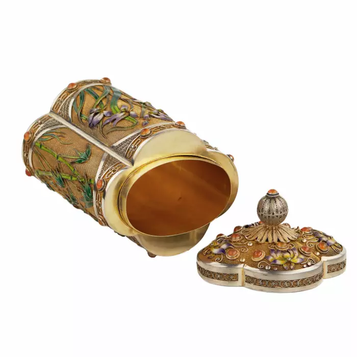 BOÎTE À THÉ EN ARGENT AVEC ÉMAILS ET CABOCHONS  CHINE, XXᵉ SIÈCLE