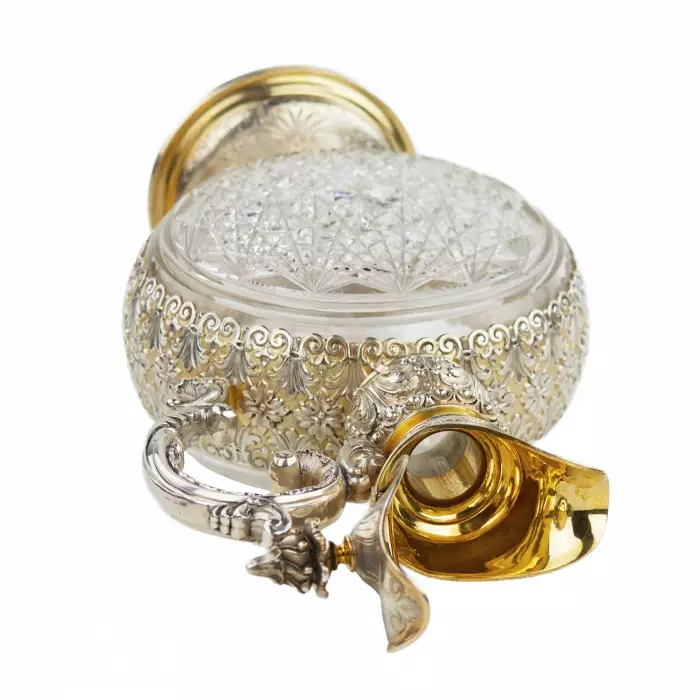 PAIR OF CUT CRYSTAL WINE EWERS WITH SILVER MOUNTS GERMANY, FIRST HALF OF THE 20TH CENTURY